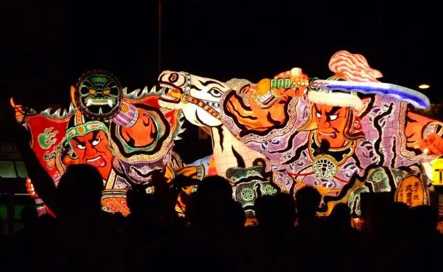 華麗的山車燈籠。在「青森睡魔祭」中游行的山車燈籠