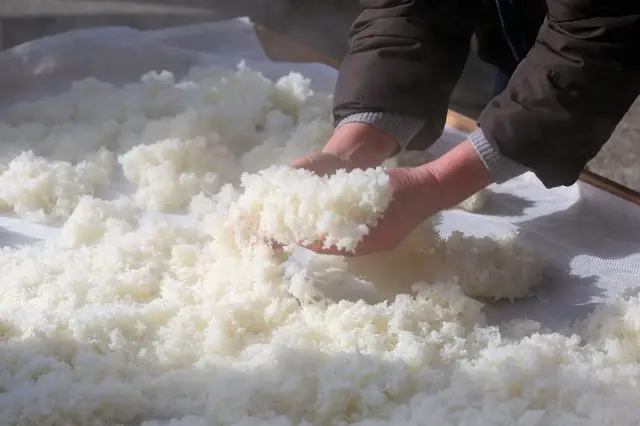 由日本国产稻米发酵而成，并在日本国内酿造的清酒即为「日本酒」