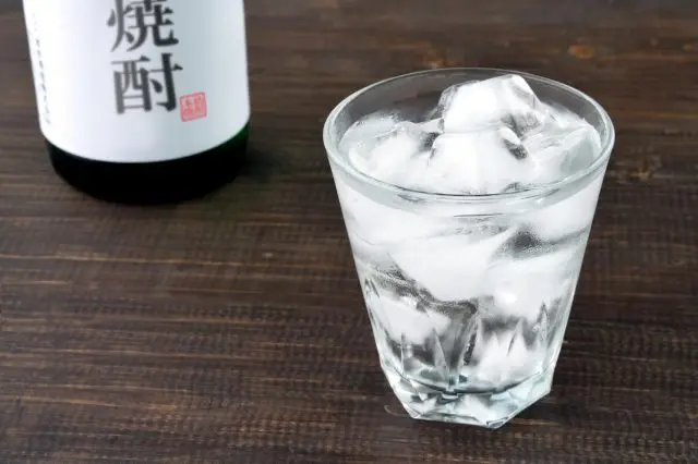 烧酎与日本酒不同，通常会加冰块或兑水喝