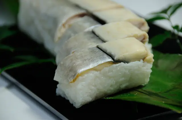 発酵したネタを載せた熟れ寿司