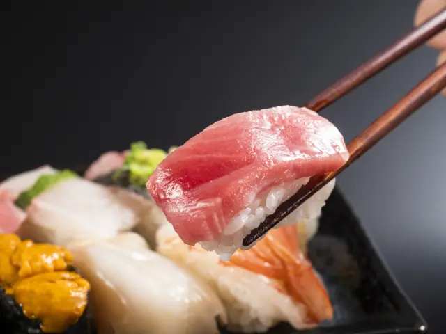 手で食べても箸で食べてもマナー違反にはならない