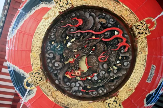 大灯笼底部的龙形雕刻是非常值得欣赏的雕工艺术