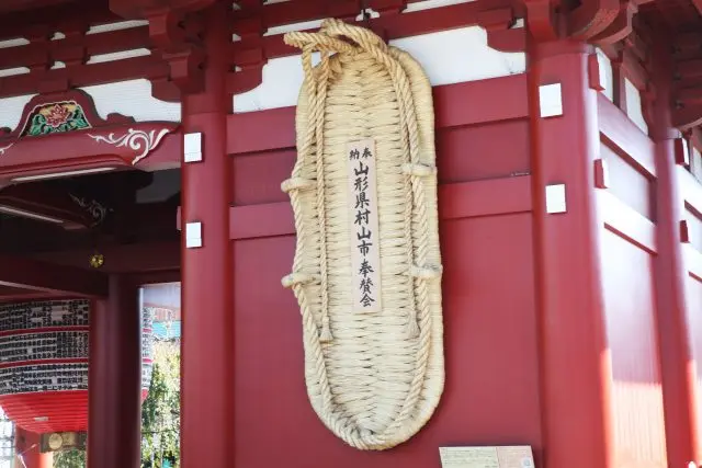 宝藏门背面供奉着一双巨大的草鞋