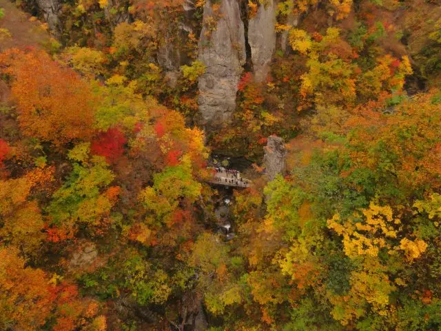在峽谷中等待拍攝的遊客