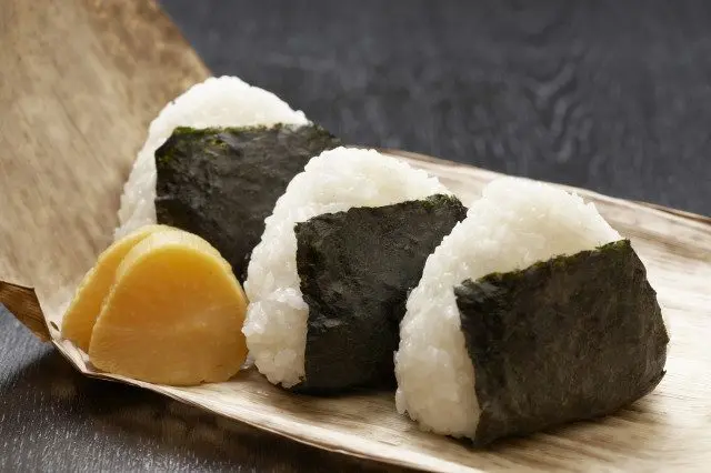 請品嘗日本的傳統美食，大人小孩都愛的日式飯糰！