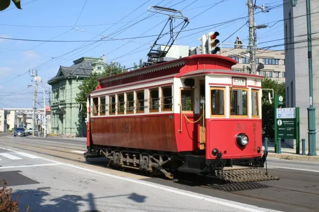 歴史地区を行く函館ハイカラ号