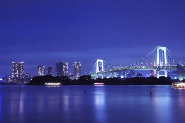 架設於藍色海洋上的彩虹大橋