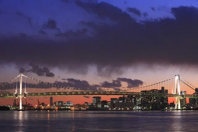 黃昏時彩虹大橋的浪漫夜景