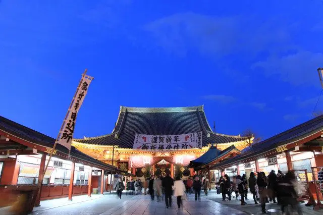 大晦日当晚去浅草寺参拜的初诣客