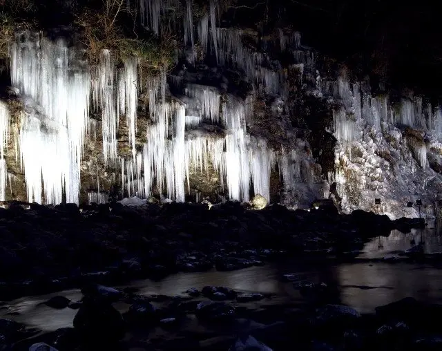 點燈後的“冰之窗簾”