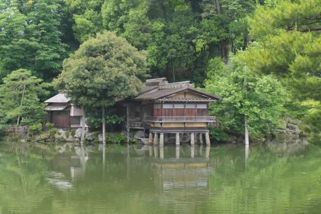 You can enjoy matcha, sweets, rice bowls, soba, and other meals here