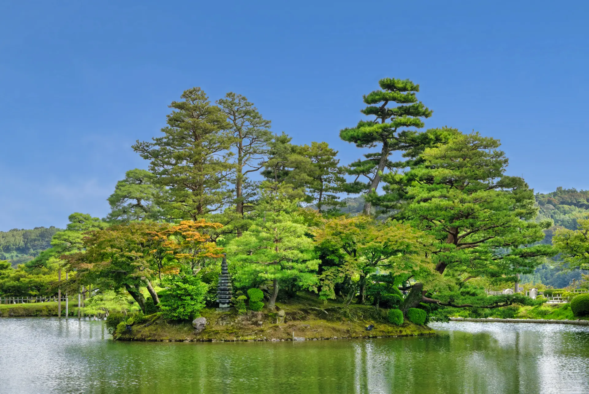 不老長寿を願い亀の形に造られた蓬莱島