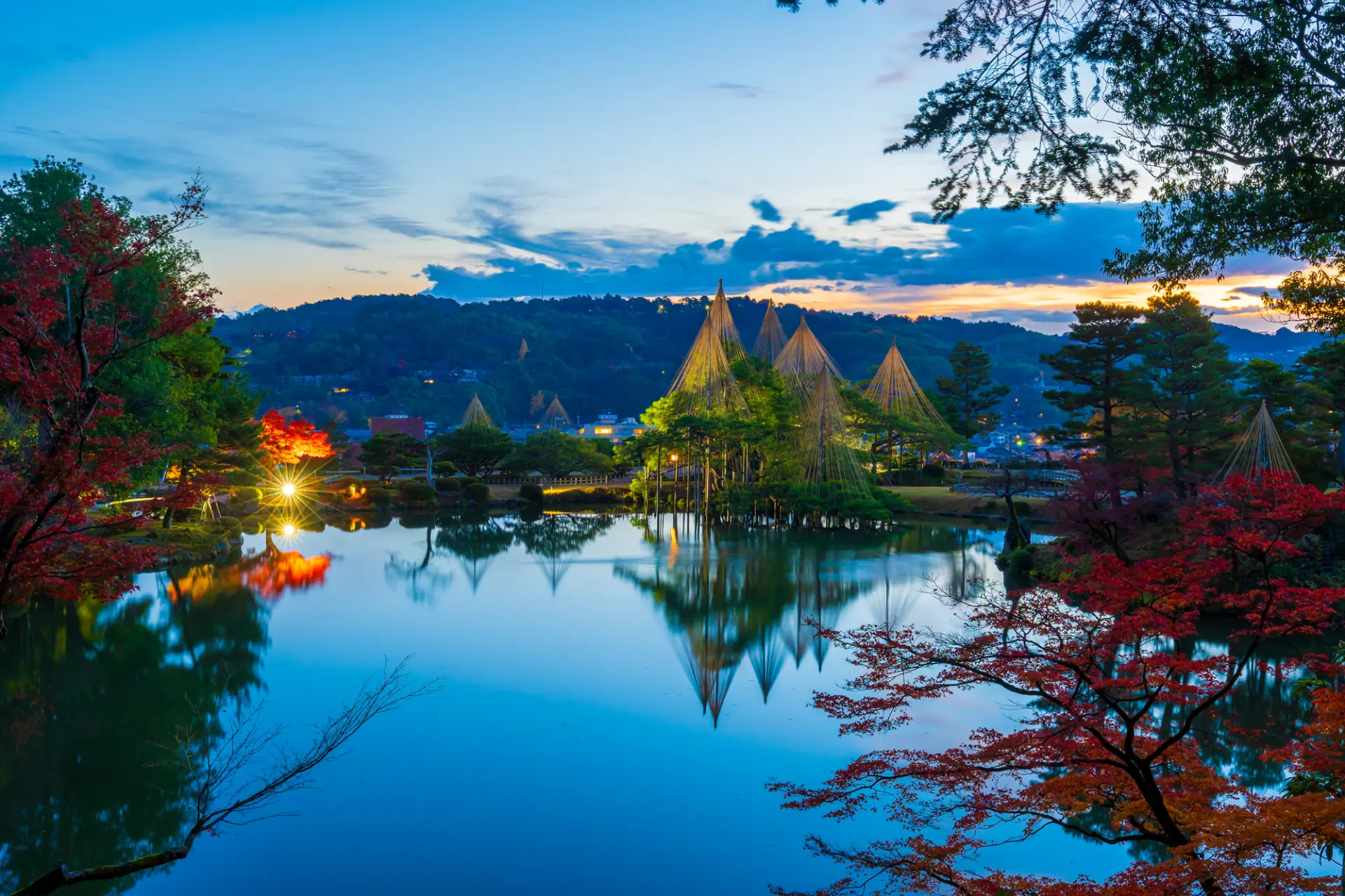 朝日を受けた木々が霞ヶ池に美しく反射する