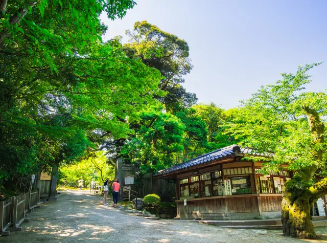 Katsurazaka Entrance, located at the northern edge of "Kenrokuen"