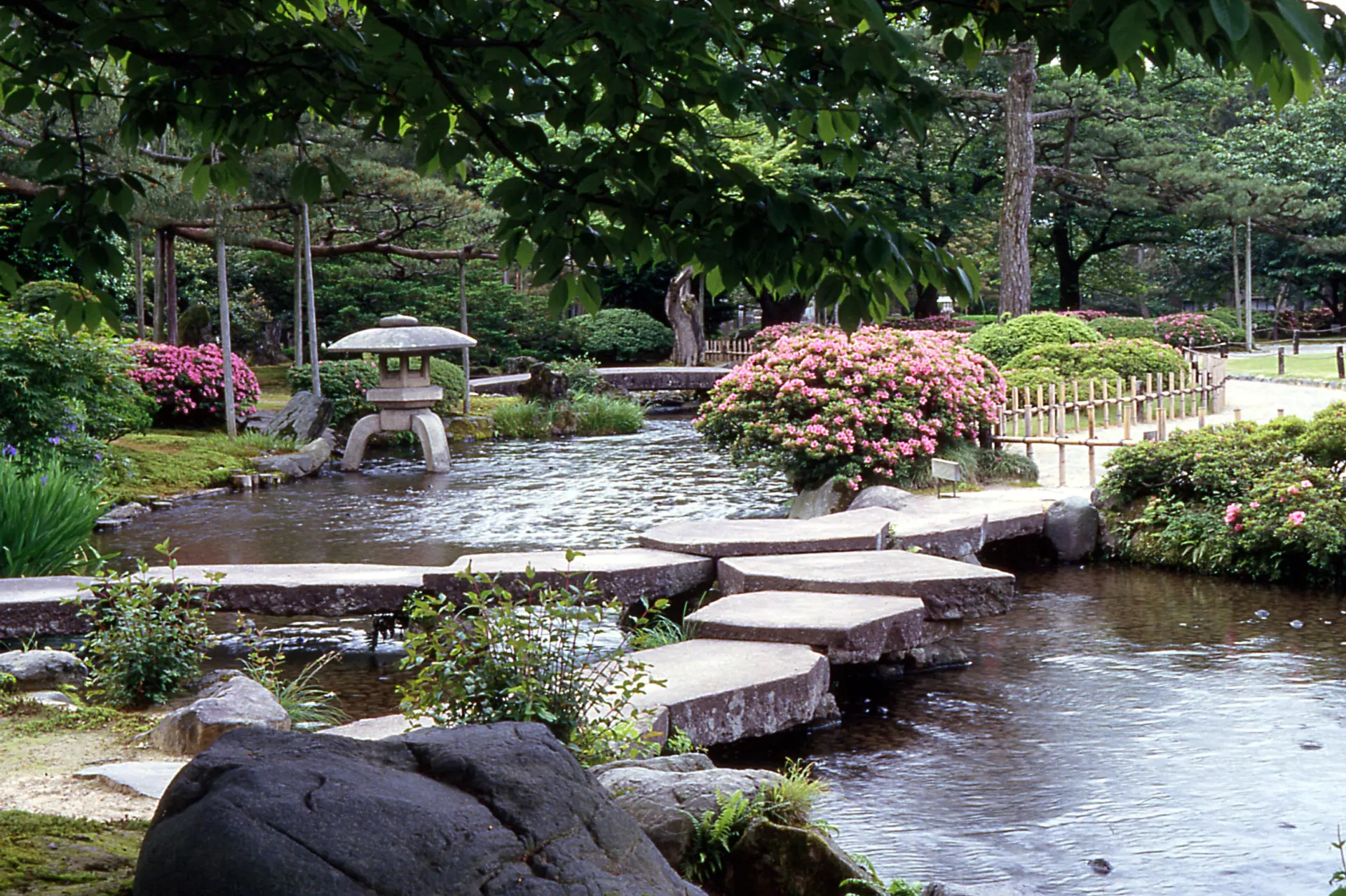 石の形が亀に似ることから別名「亀甲橋」とも