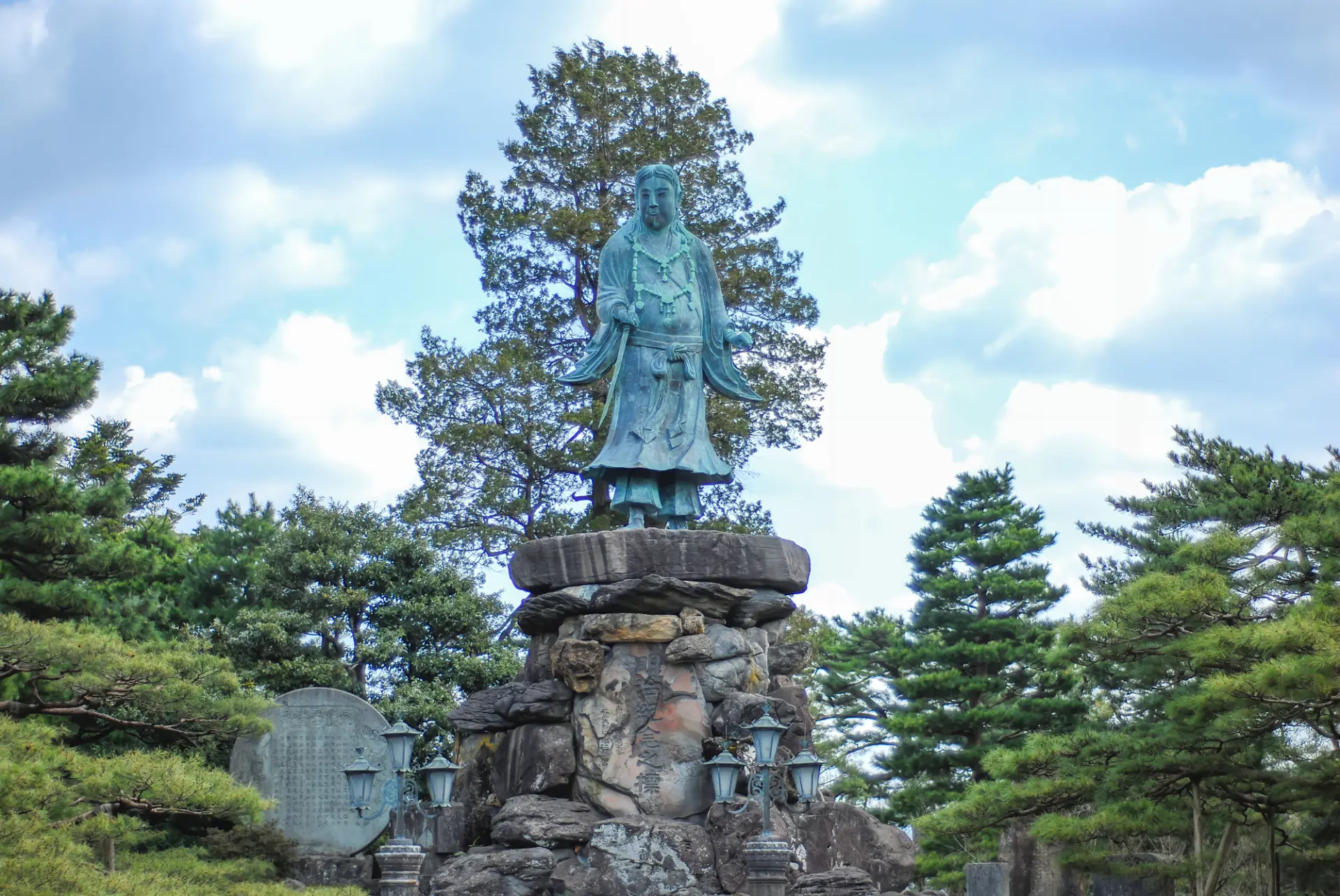 日本最古の屋外銅像といわれている