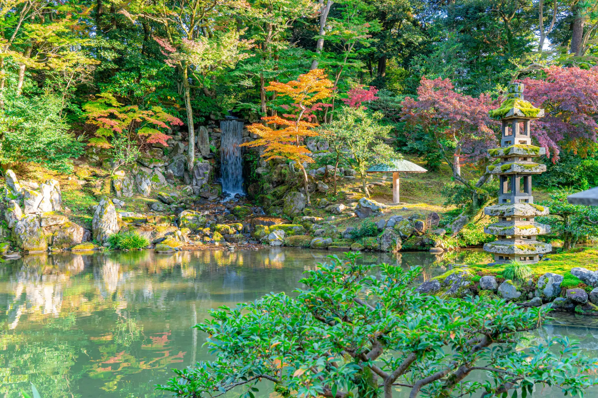 池の中島には海石塔が立っている