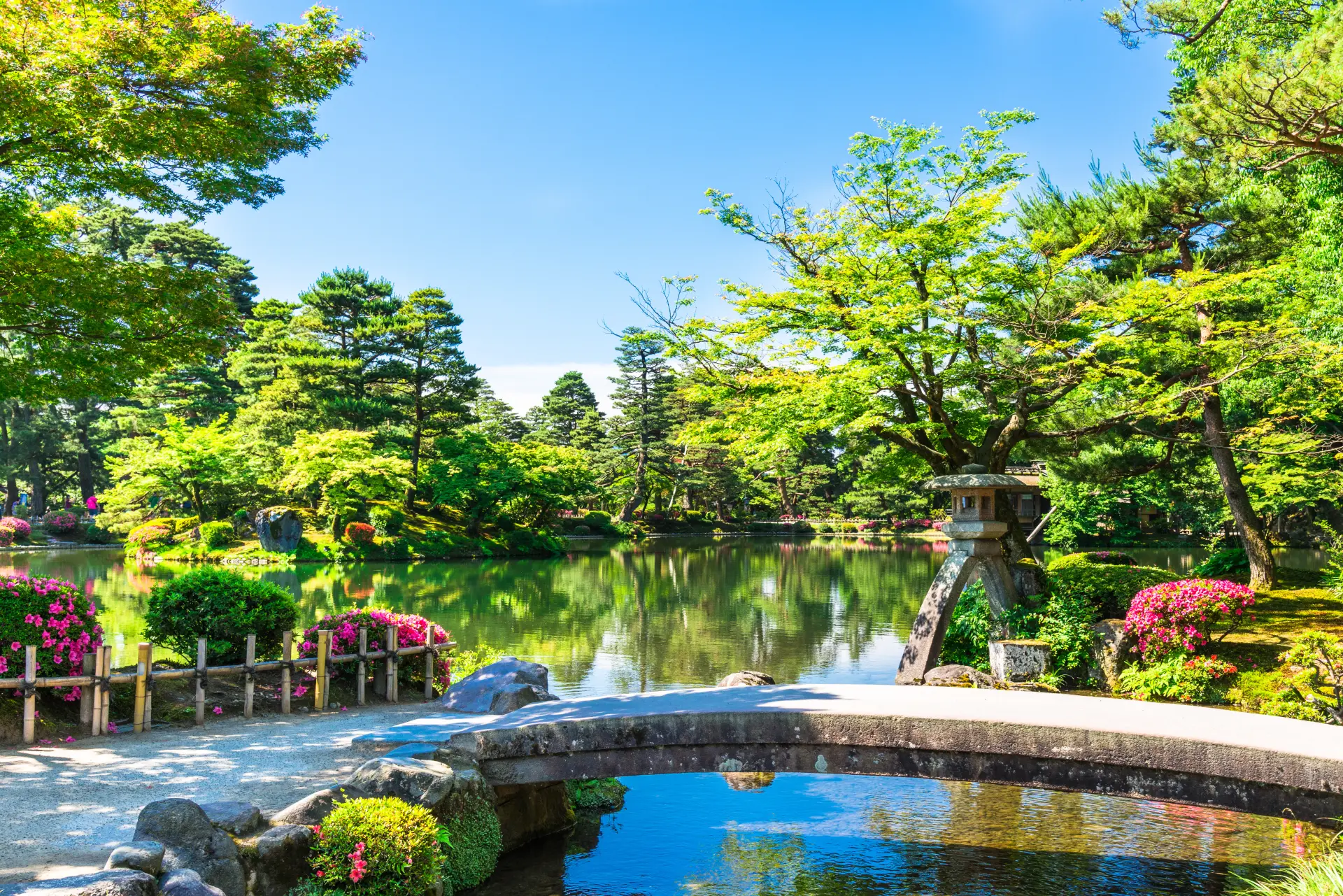 橋のカーブと灯籠が描く庭園美を一枚に