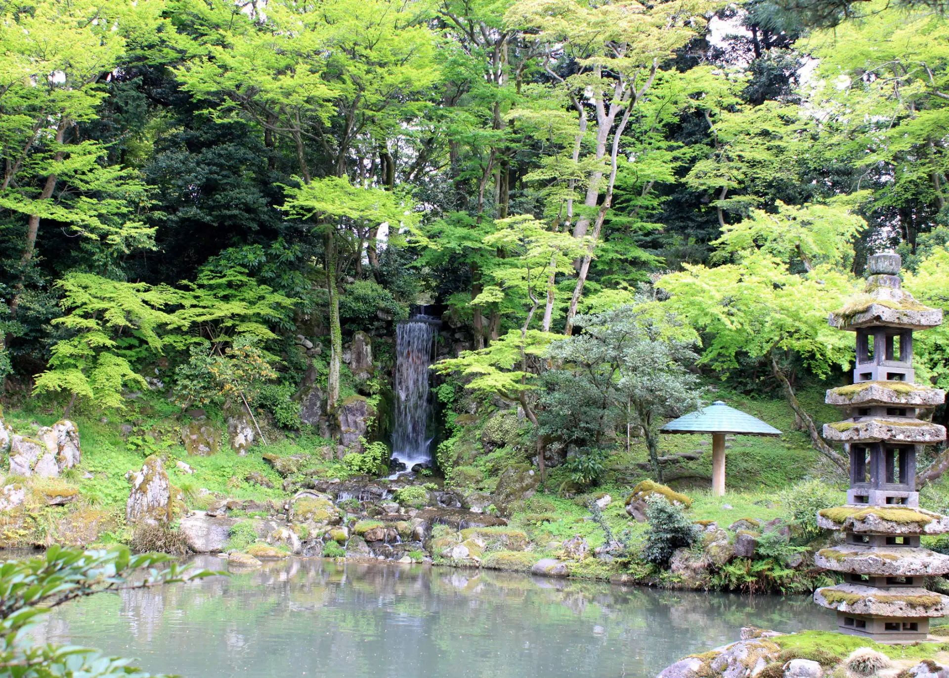 瓢池に注ぐ翠滝の水の動きを捉えて
