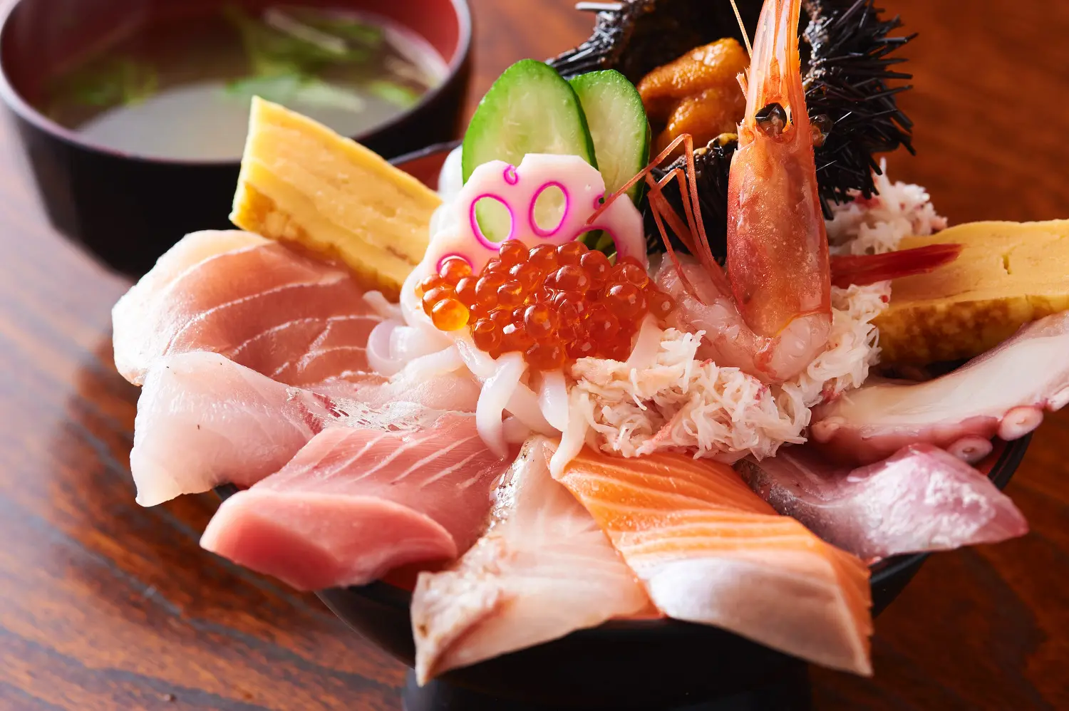 海鮮丼にはお味噌汁と漬け物が付いてくる