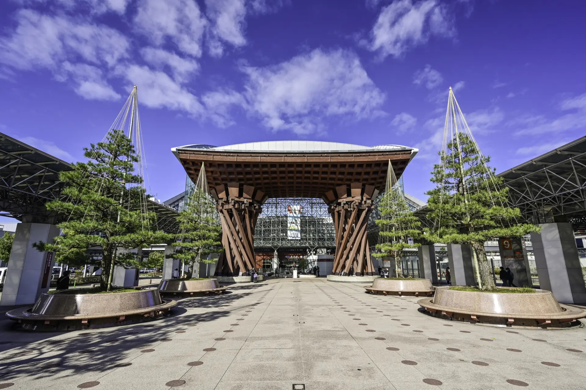 「金沢」駅から車で約10分の場所にある「兼六園」