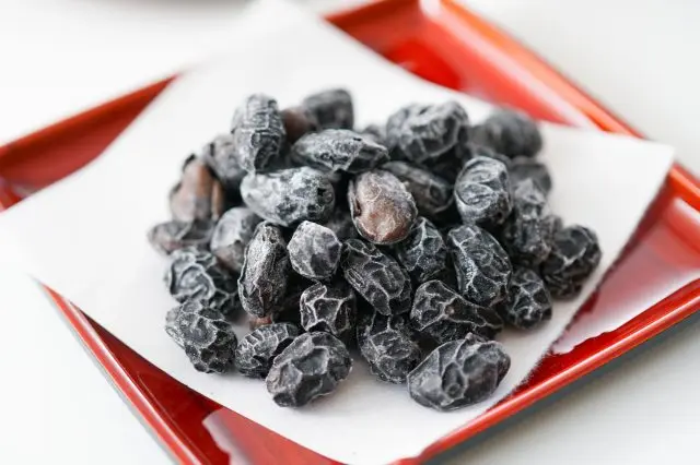 以黑豆為食材的甘納豆，比起別的種類的甘納豆糖度大約在三分之一左右