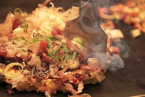 從屋台小吃變身為代表日本的新和食料理，「お好み焼き」！