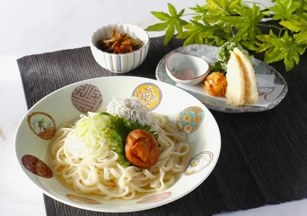 蕎麦やうどんをはじめ、幅広いメニューが揃うフードコーナー