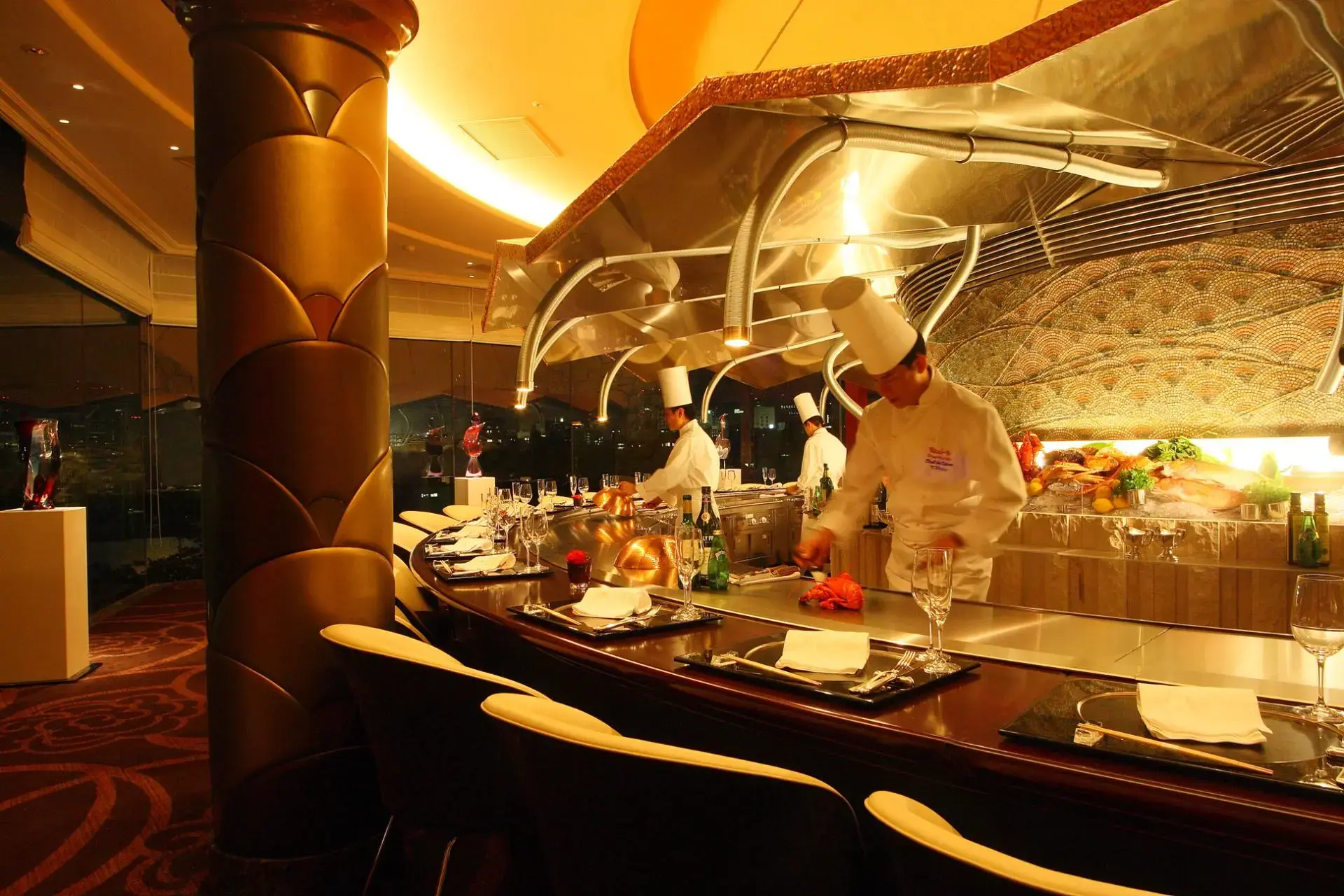 和の伝統と洋の美術が融合した物語のある空間で、最高の料理とおもてなしの心をいただく