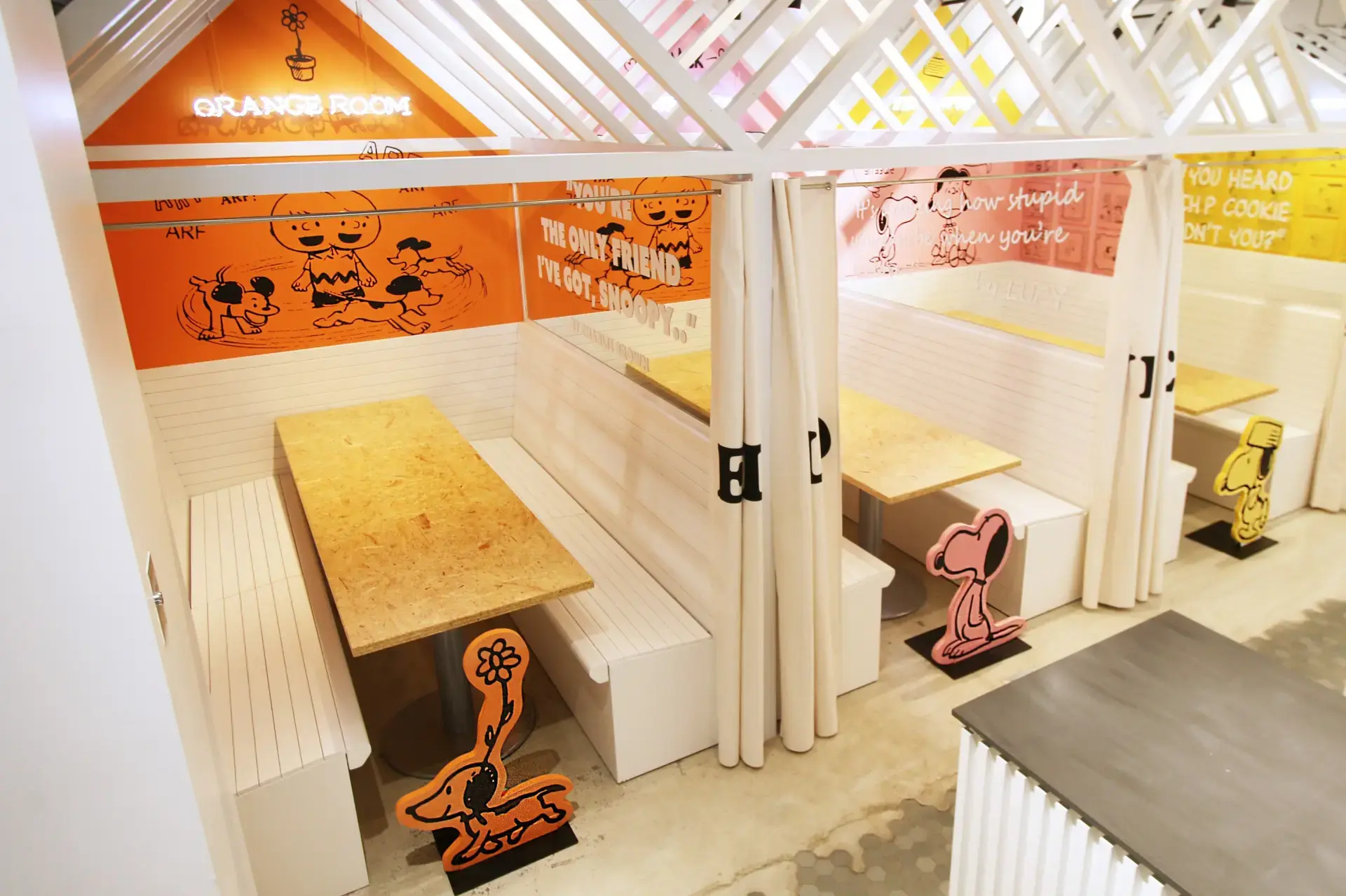 スヌーピーや仲間たちに囲まれて楽しいカフェ時間を