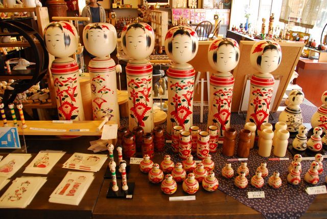 在溫泉街與可愛的「鳴子小芥子」相遇