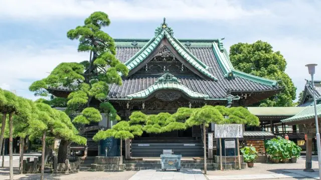 帝釈堂。手前には「瑞龍の松」