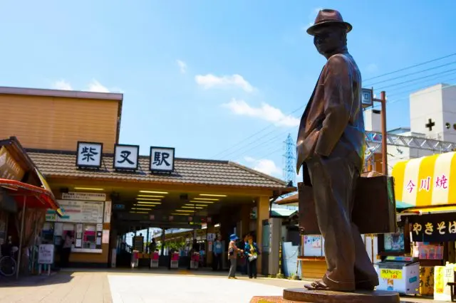 柴又駅前の寅さん像 