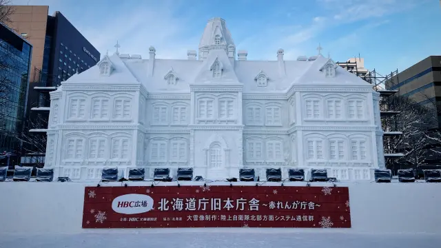 紅磚廳舍也化身為雪雕登場！