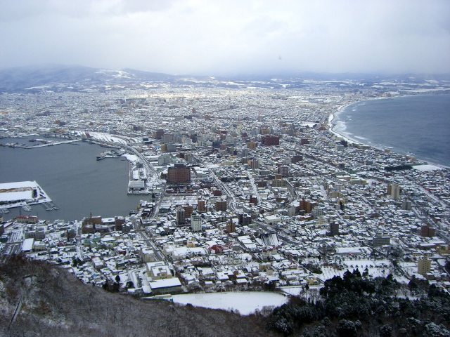 被雪染成纯白的函馆风景