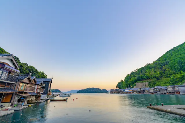 建在伊根灣沿岸的船屋聚落。房屋下層與大海相連的獨特建築比鄰而居