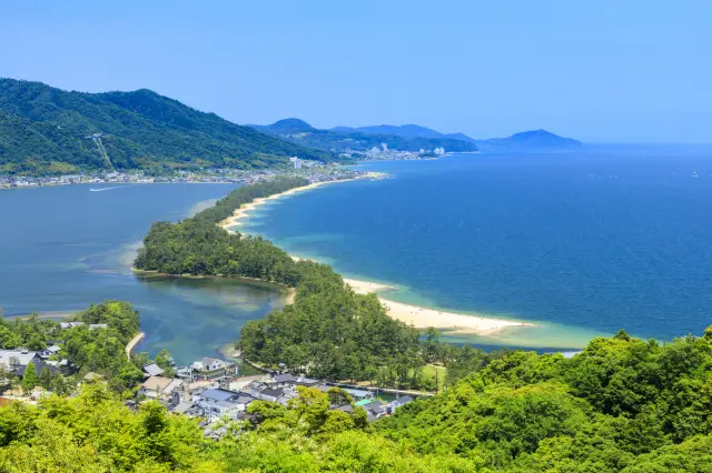 全長約3.6公里的沙洲上，生長著約5,000株高大茂盛的松樹，是日本必看美景