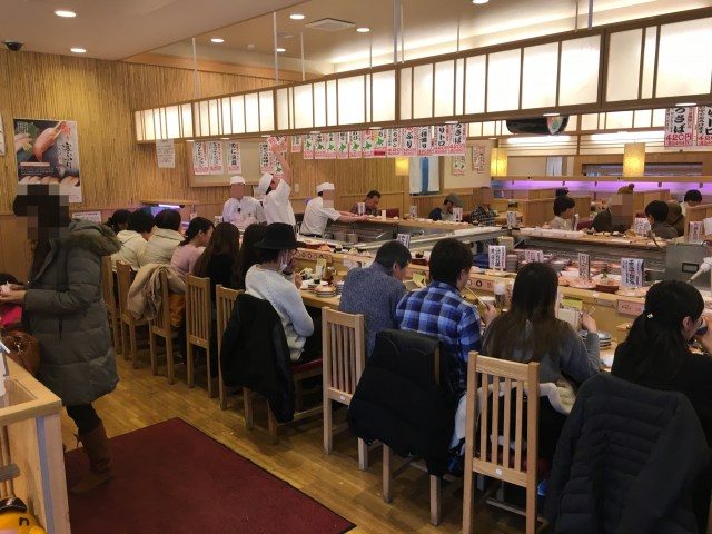 【食紀】在札幌迴轉壽司店「TORITON」品嚐肉多脂厚的壽司！