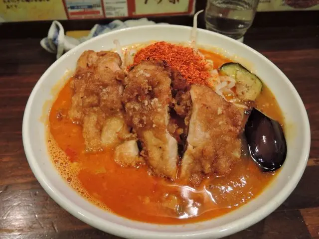 造訪水道橋『旨辛拉麵 表裏』品嘗香辣勾芡湯頭盛上豪邁大塊炸雞的極品拉麵！