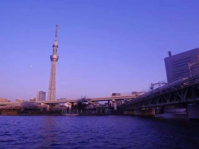 月亮掛在晴空塔旁