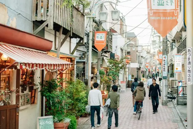 高圓寺的商店街兩旁都是備受知性人群關注的特色商店，令人流連忘返