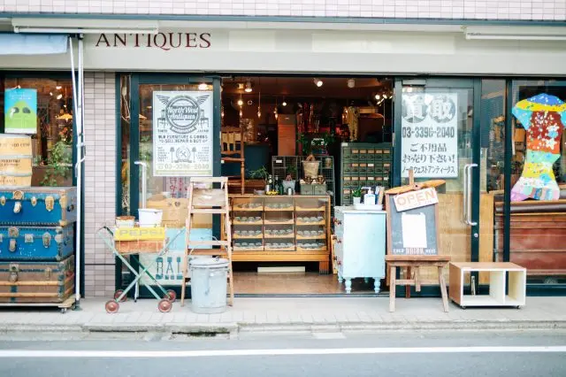 被親切地稱為「西荻」的街區，雜貨店和咖啡廳等充滿獨特魅力的商店鱗次櫛比，令無數少女心動不已