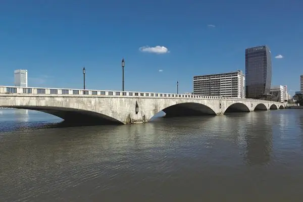 橫跨於信濃川上的萬代橋