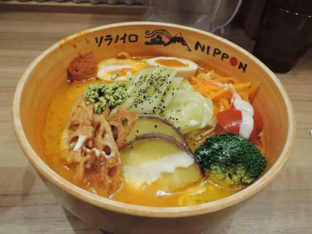 東京女性愛吃的​​拉麵​​店，「ソラノイロ（Soranoiro）」（天空的顏色）。