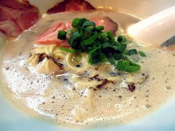 紅遍大阪的創意拉麵店「中華蕎麥 葛」。