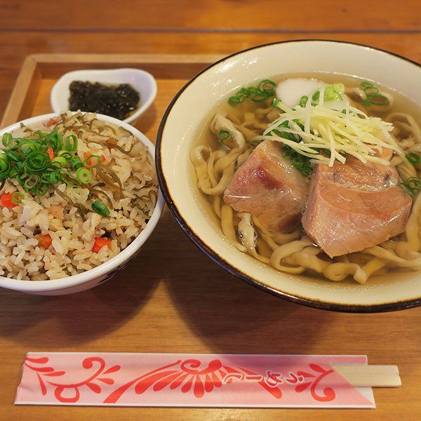 深受沖繩當地居民愛戴的人氣蕎麥麵店「てぃしらじ(Thishiraji)蕎麥麵」！