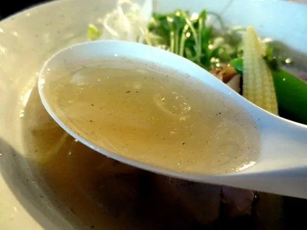 汤头讲究的大阪人气拉面店「高汤为生命之盐味拉面 GyoGyoGyo」