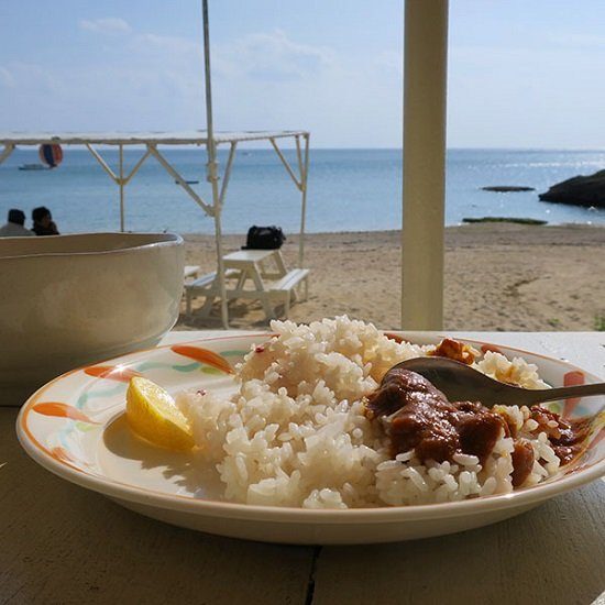 在白色的海灘上享受尼泊爾風味的咖哩！沖繩絕妙景點，食堂かりか。