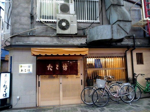 在大阪的大眾居酒屋「たこ坊」品嘗當地的美食，鐵板燒。