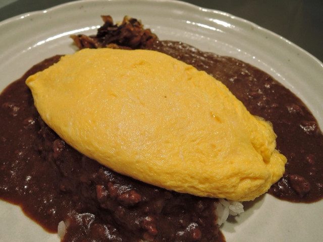 店內招牌「歐姆蛋乾咖哩」（1580日圓）